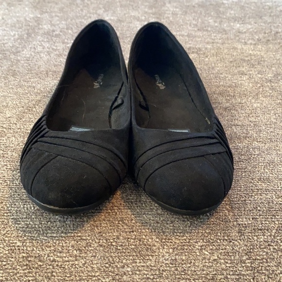 East 5th women’s black flats; size 8 wide - Picture 2 of 9